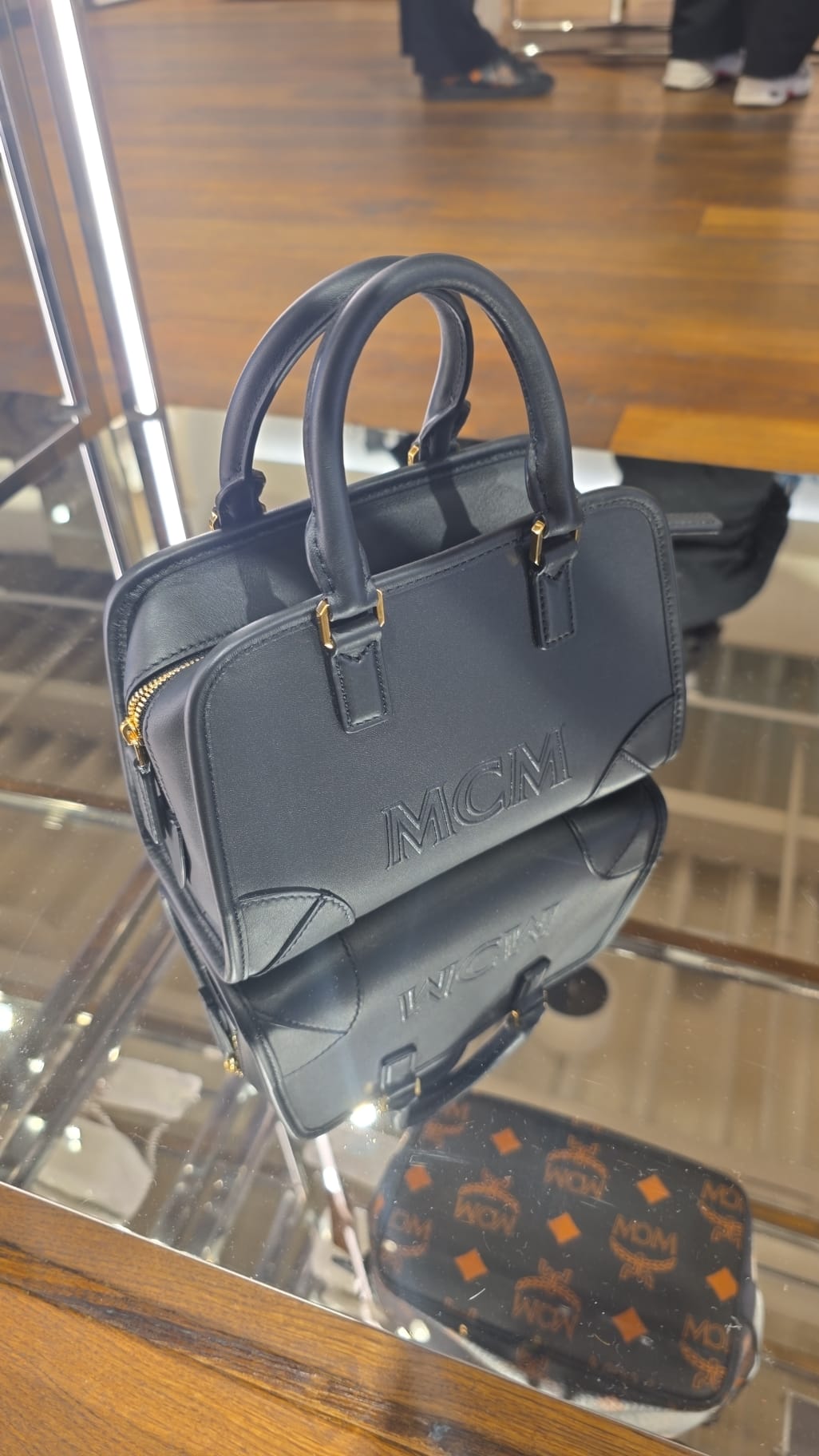 MCM
Mini-Tasche mit Logo-Prägung